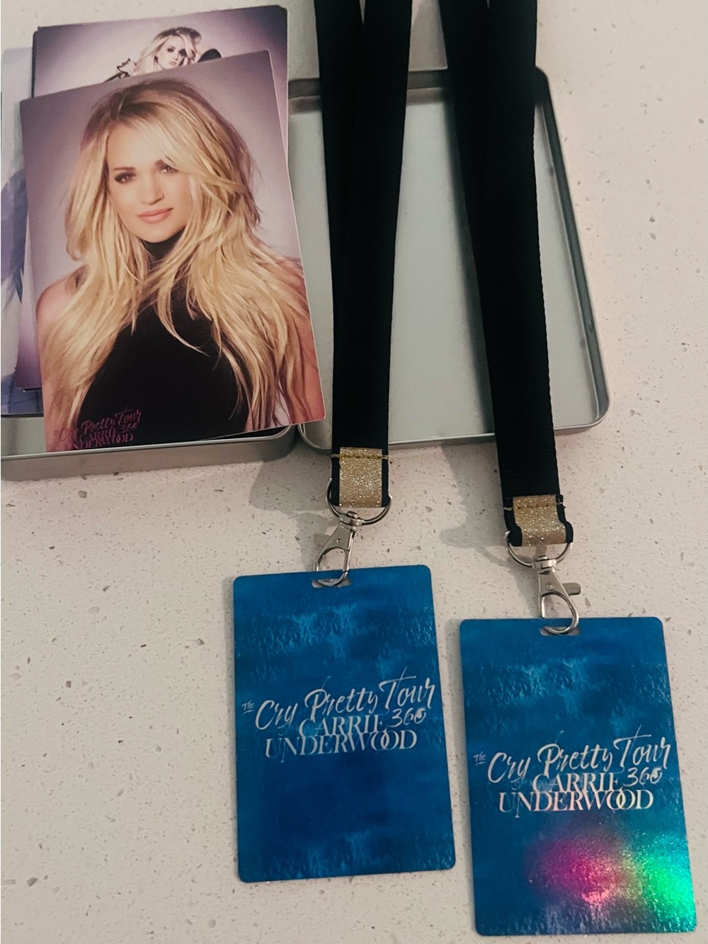 2 Carrie Underwood VIP Lanyards in tin with 4 portrait postcards. New condition - Picture 4 of 5